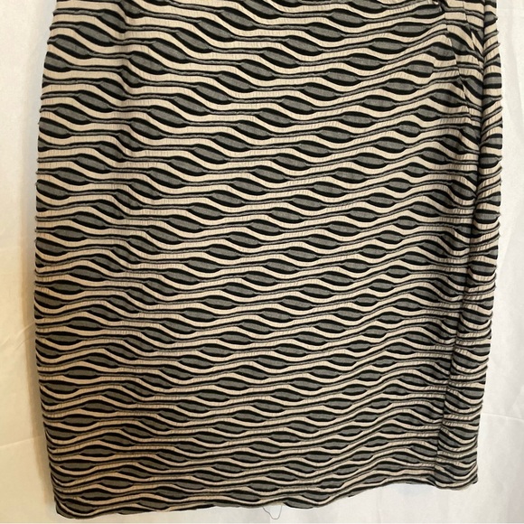DRESS BARN Women’s Fitted Pencil Sheath Dress Black Tan Gray Wavy Pattern Size 4 - Picture 8 of 12